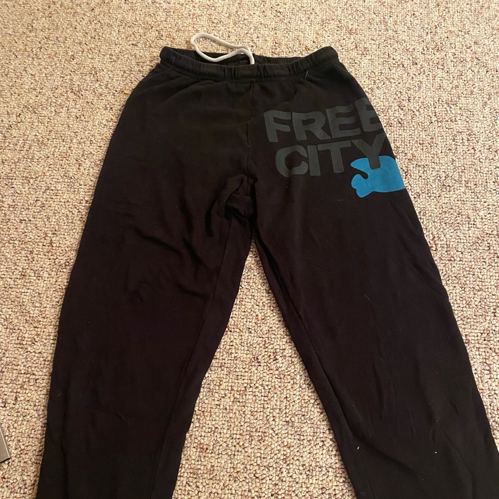 FREE CITY SWEATS